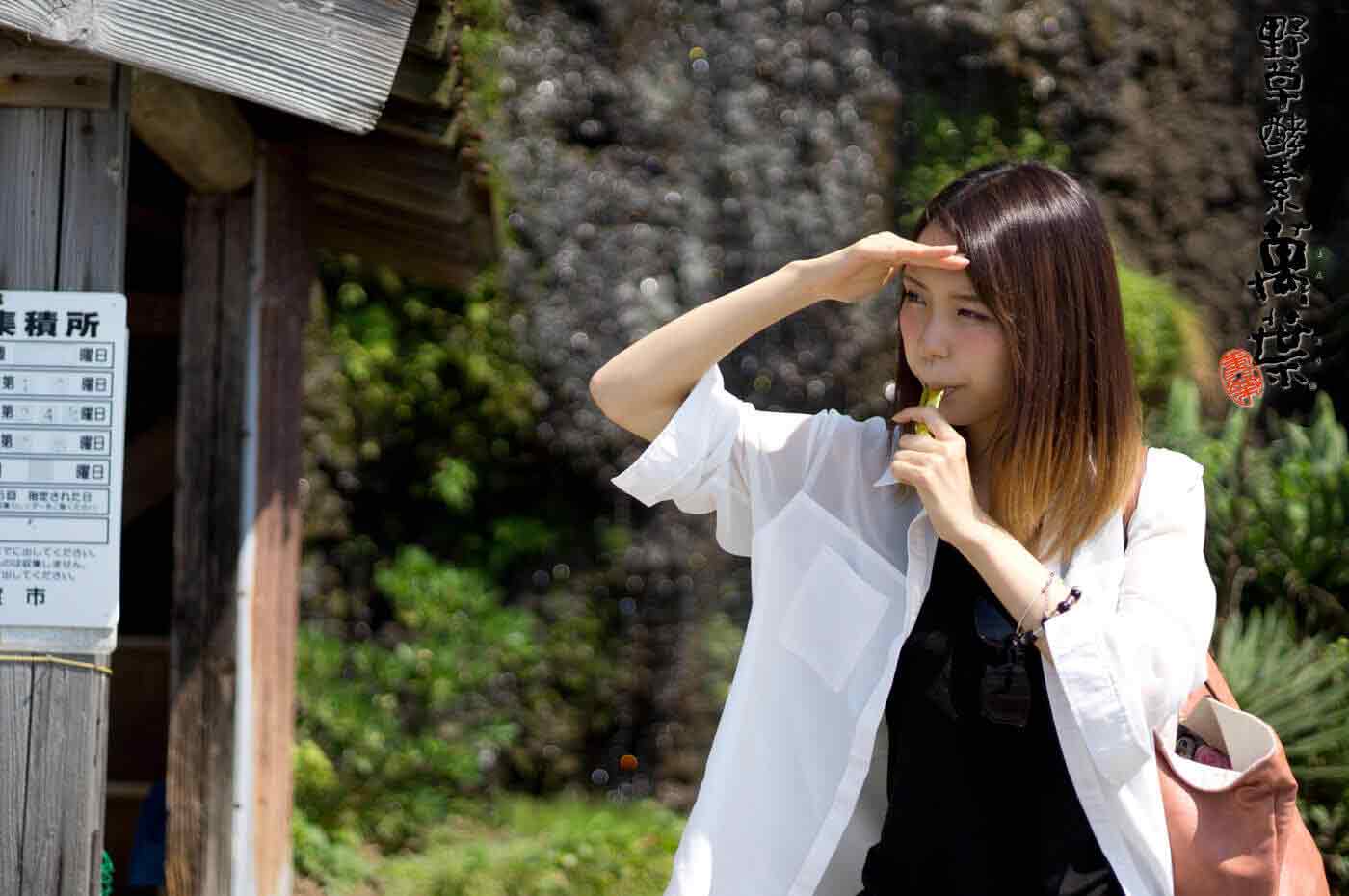 野草酵素萬葉濃縮練りを外出先で食べている女性材料