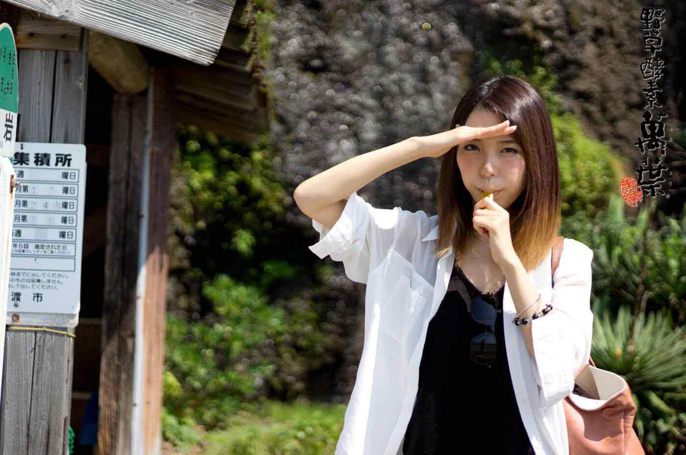 野草酵素萬葉濃縮練りを外出先で食べている女性